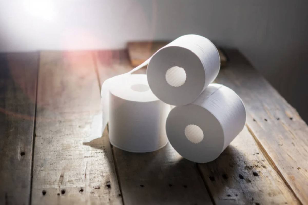 Per chi non vuole rinunciare del tutto alla carta, ci sono opzioni più responsabili: prodotti realizzati con carta riciclata o fibre rinnovabili,