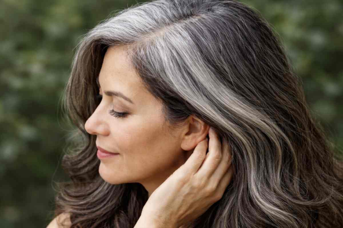 Uno dei rimedi più semplici e accessibili per scurire i capelli è l’utilizzo della caffè. La caffeina è nota per stimolare la crescita dei capelli