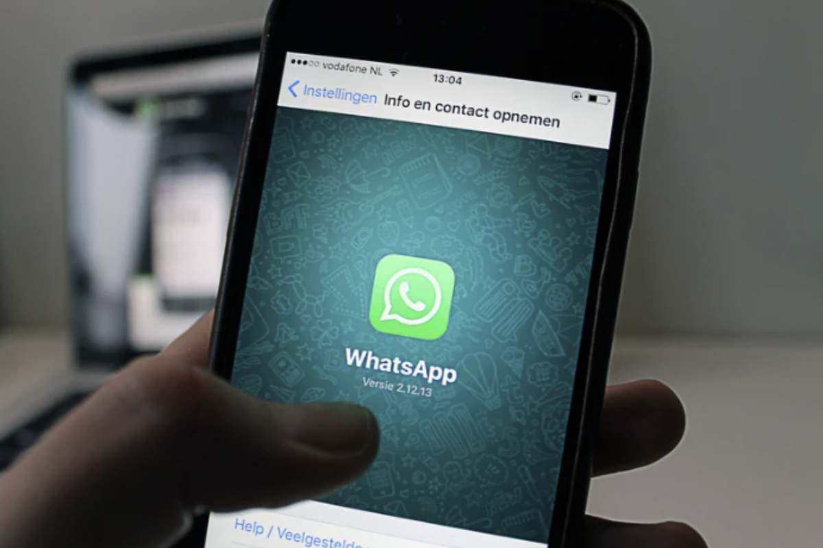 Chi cerca di controllare le chat di un’altra persona spesso utilizza metodi piuttosto semplici. Il più diffuso è proprio l’accesso tramite WhatsApp Web