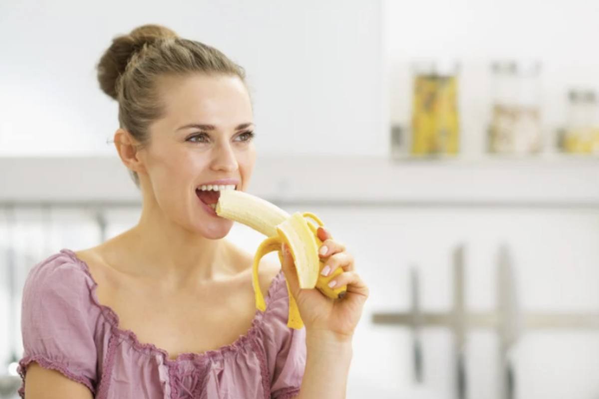 Le banane non devono essere conservate in frigorifero finché non sono completamente mature. Sebbene possa sembrare una buona idea